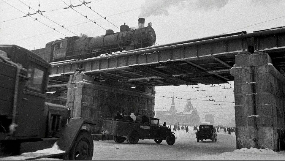 Вид на Комсомольскую площадь и Ярославский вокзал. Москва 1947 год