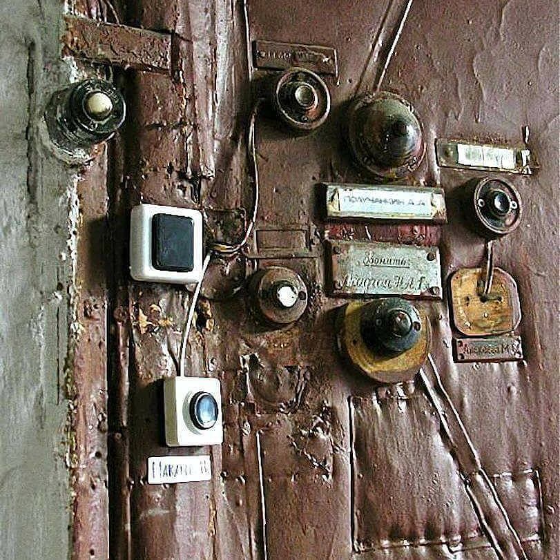 Дверь московской коммуналки 1980 е