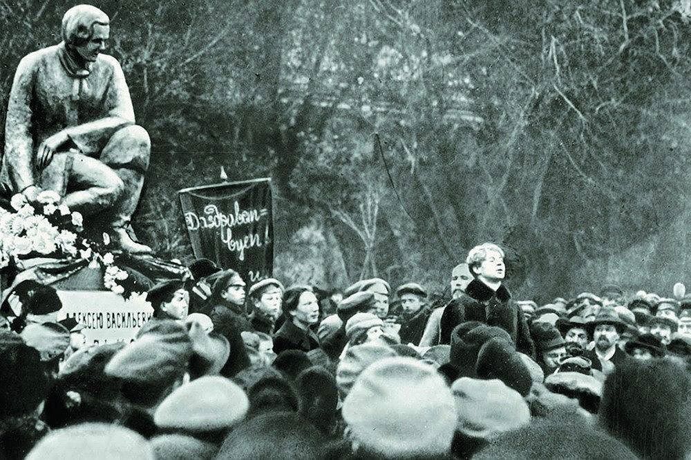 Сергей Есенин выступает на открытии памятника А. В. Кольцову у Китайгородской стены. Москва 1918