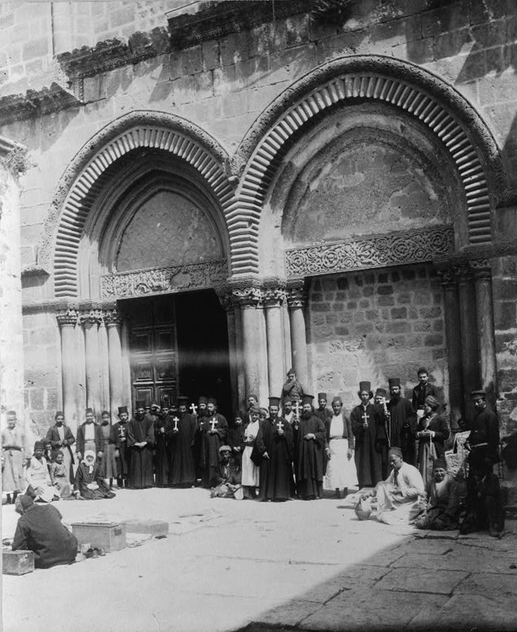 Паломники и священнослужители в ожидании схождения Благодатного огня. Иерусалим, Святая Земля. 1890-е годы